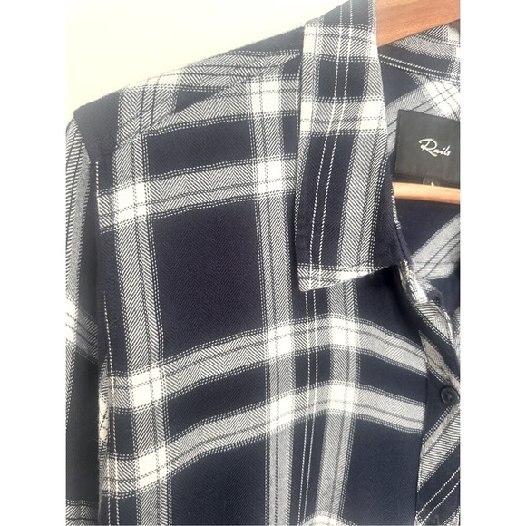 Rails Long Sleeve Rayon Button-up Shirt Navy & White Plaid Size Large - Picture 9 of 12